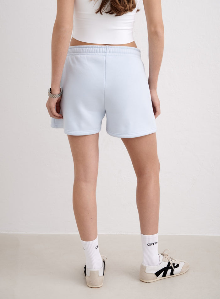 Vaaleansiniset aim'n Aura Script Sweat Shorts -shortsit pehmeää collegekangasta takaapäin. [S-174cm]