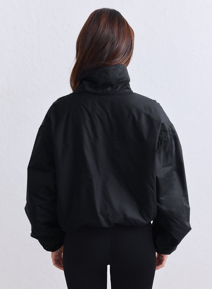 Musta aim'n Cloud Jacket, jossa on oversized kudottu malli ja korkea kaulus, näkymä takaa. [S-163cm]