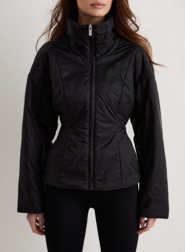 Musta High Neck Contour Jacket merkiltä aim'n kevyellä toppauksella ja muotoilevalla istuvuudella. [S-174cm]