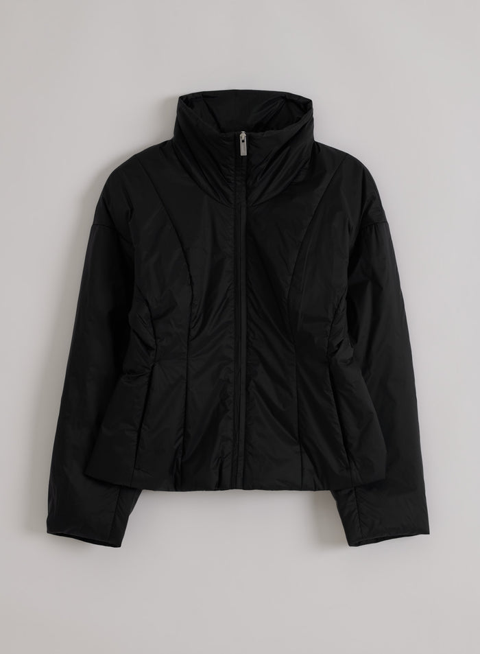 Musta aim'n High Neck Contour Jacket tasokuvassa korkealla kauluksella ja kevyellä toppauksella.