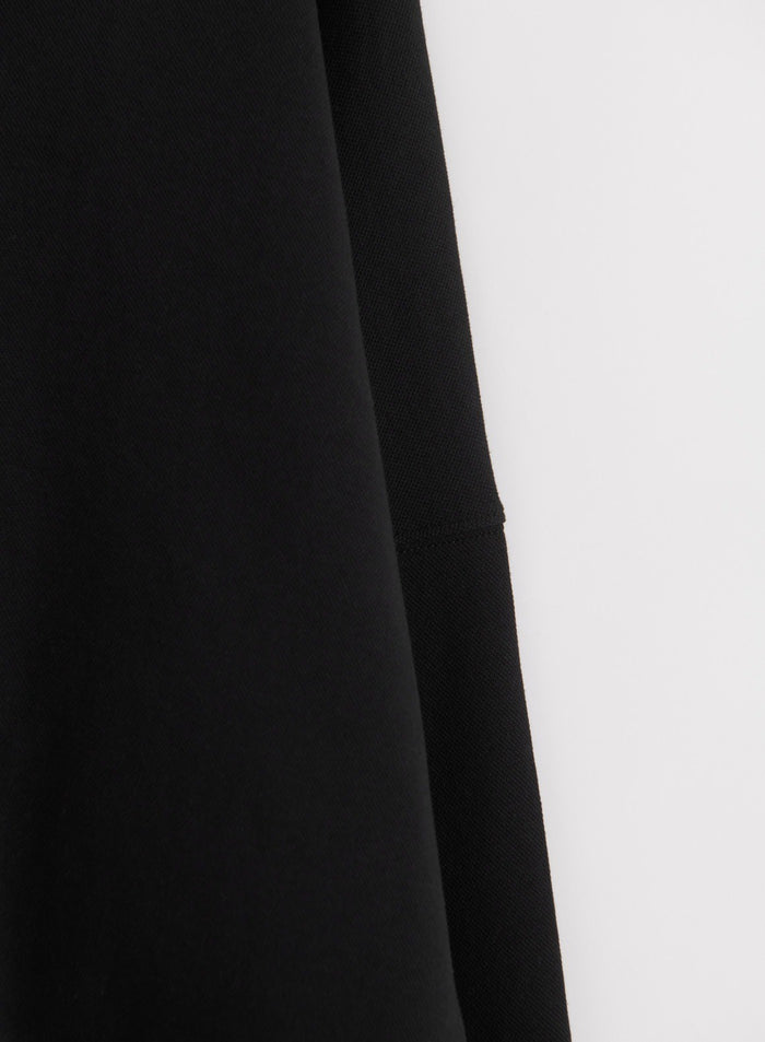 Lähikuva mustasta Le Run Running Sweatshirt -paidan kankaasta