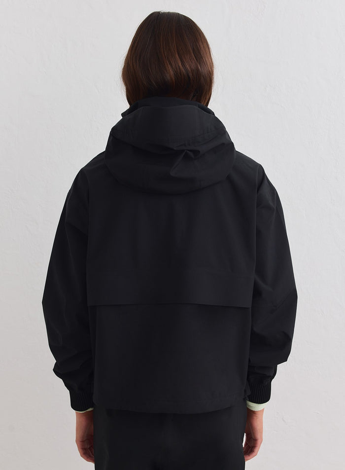 Musta aim'n Waterproof Stretch Anorak hupulla ja selän tuuletusyksityiskohdalla [xs-178cm]