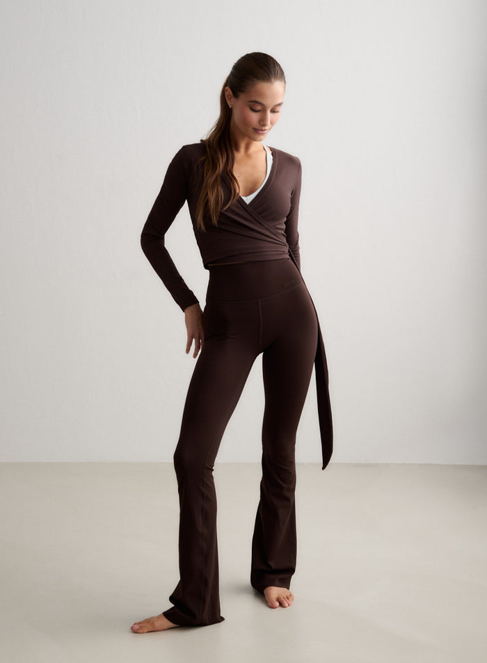 Suklaanruskeat aim'n Sense Flare Petite Tights ja yhteensopiva kietaisutoppi mallilla studiossa. [S-174cm]