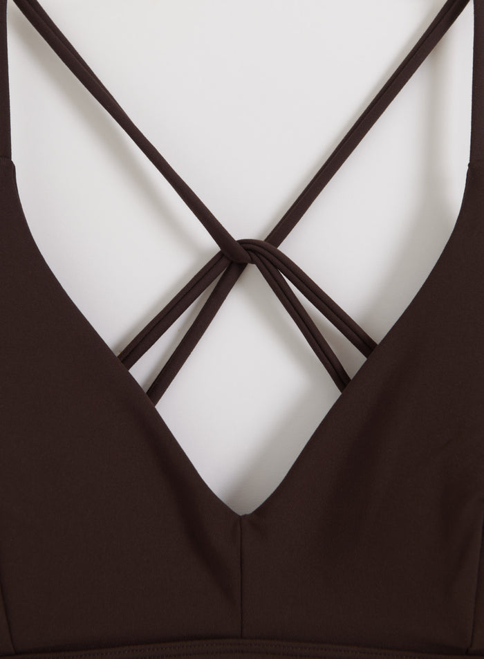 Koristeelliset ristikkäiset selkäremmit suklaanruskeassa aim'n Sense Strap Bra -liivissä, jossa on second skin -tuntu.