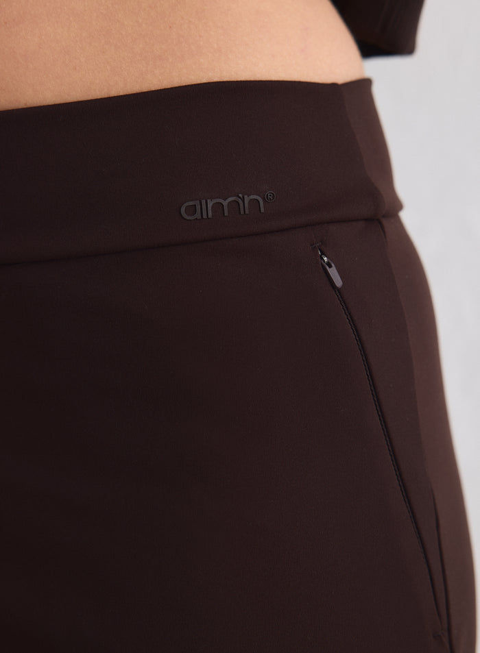 Suklaanruskeat Sense Tall Pants -housut aim'n-logolla ja vetoketjullisella vyötärötaskulla. [M-170cm]