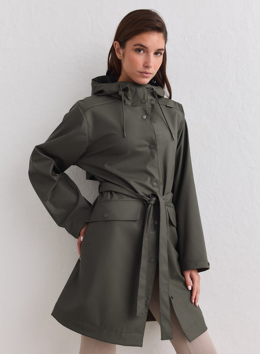 Vedenpitävä aim'n Dark Ivy Rain Jacket vyötärövyöllä ja säädettävällä hupulla. [M-178cm]