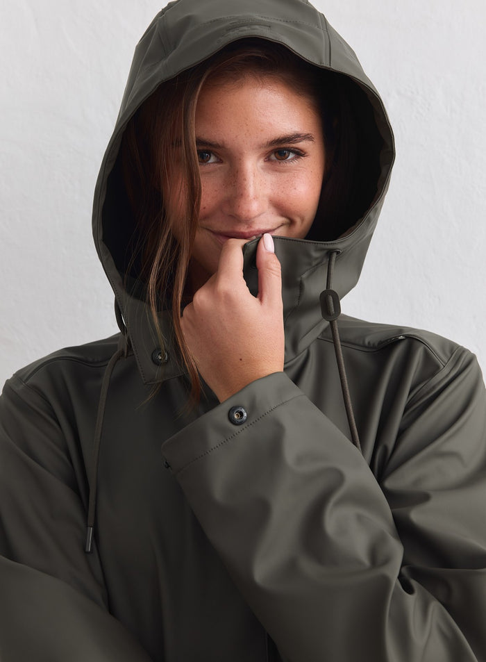 Dark Ivy aim'n Rain Jacket säädettävällä hupulla ja vedenpitävällä pinnalla mallin päällä [M-178cm]