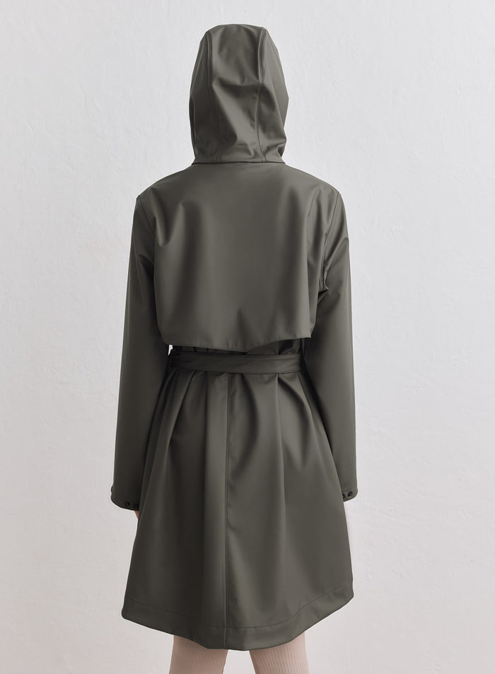 Tummanvihreä hupullinen aim'n Rain Jacket, jossa on tuuletusaukko takana ja vyöllinen vyötärö. [M-178cm]