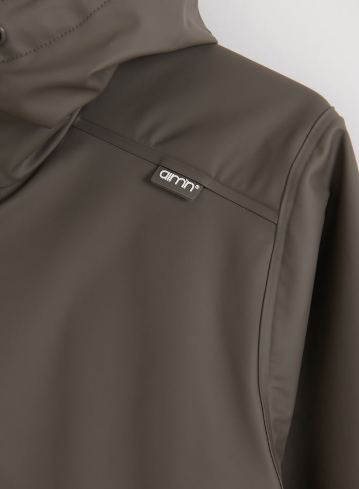 Dark Ivy Rain Jacket -sadetakteen selkäosan ilmanvaihtoalueen ja aim'n-logon lähikuva