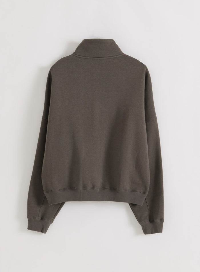 Dark Ivy -värinen Varsity Sweat Half Zip -collegepusero takaa kuvattuna litteäksi aseteltuna, pystykauluksella, pitkillä hihoilla sekä resoreilla hihansuissa ja helmassa