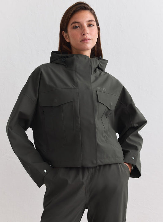 Dark ivy -värinen aim'n Waterproof Jacket, jossa on lyhyt malli, cargotaskut ja säädettävä huppu. [M-178cm]