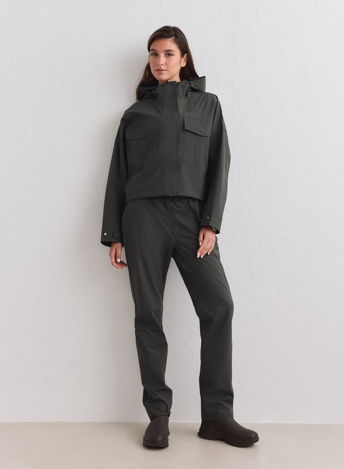 Tummanvihreä aim'n Waterproof Jacket cargotaskuilla ja cropped-mallilla sekä yhteensopivat housut. [M-178cm]