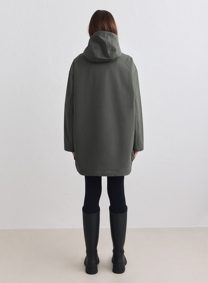 Vedenpitävä aim'n Dark Ivy Waterproof Oversized Anorak suojaavalla hupulla takaapäin kuvattuna [M-178cm]