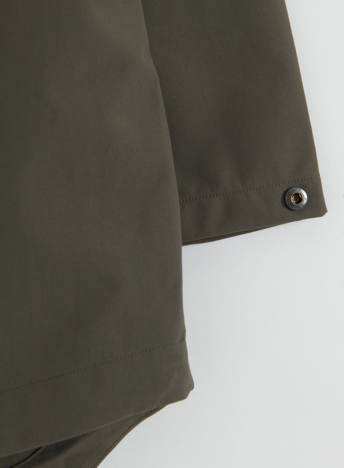 Lähikuva Dark Ivy -värisen Waterproof Oversized Anorak -takin nepparisäädettävästä hihansusta