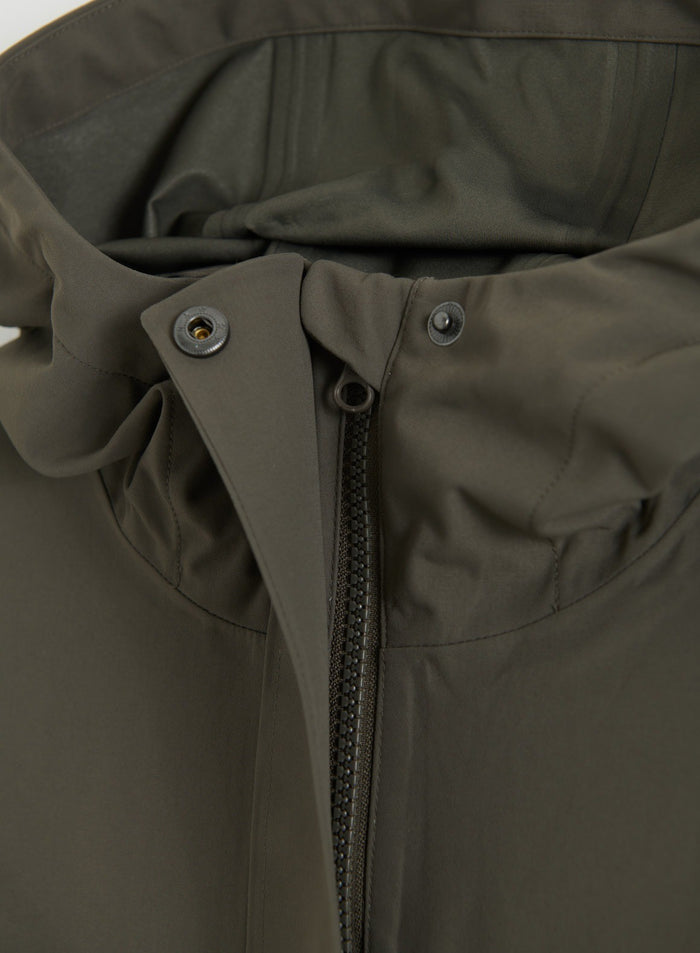Lähikuva Dark Ivy Waterproof Oversized Anorak -takin vetoketju- ja nepparitiedoista