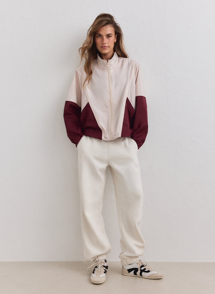 Merlot-värinen ja beige väljä aim'n Balance Windstopper -verkkatakki väriblokkauksella.