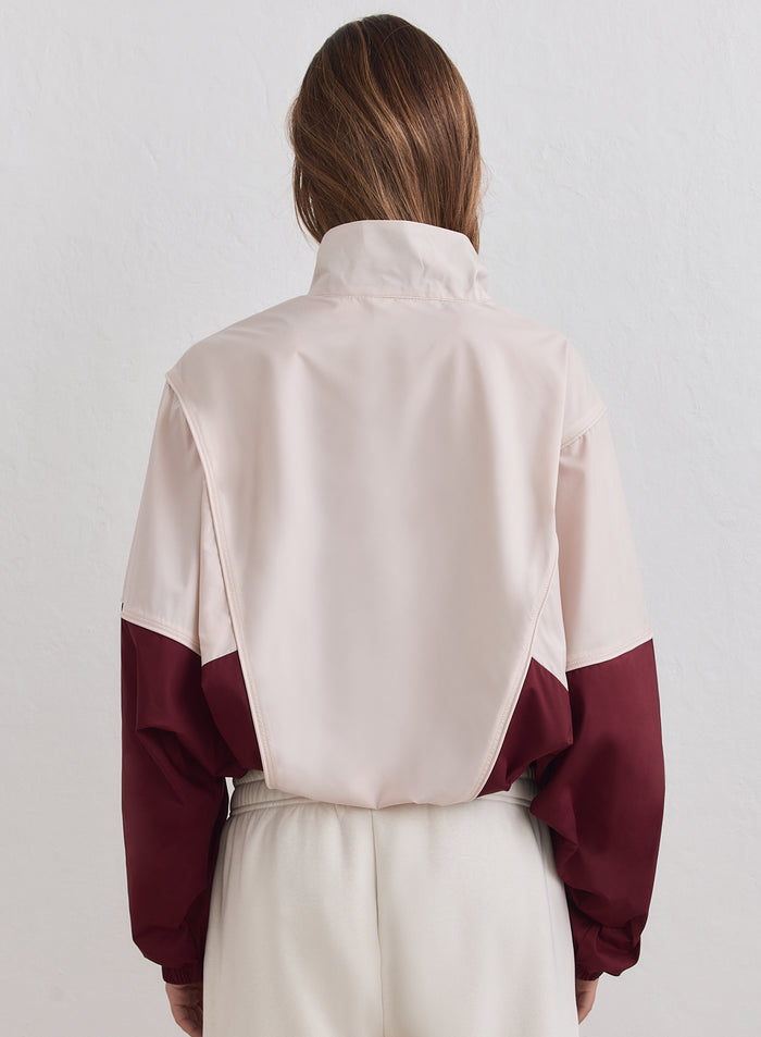 Merlot-punainen ja beige aim'n Balance Windstopper Tracksuit Jacket takaa kuvattuna, rento istuvuus.