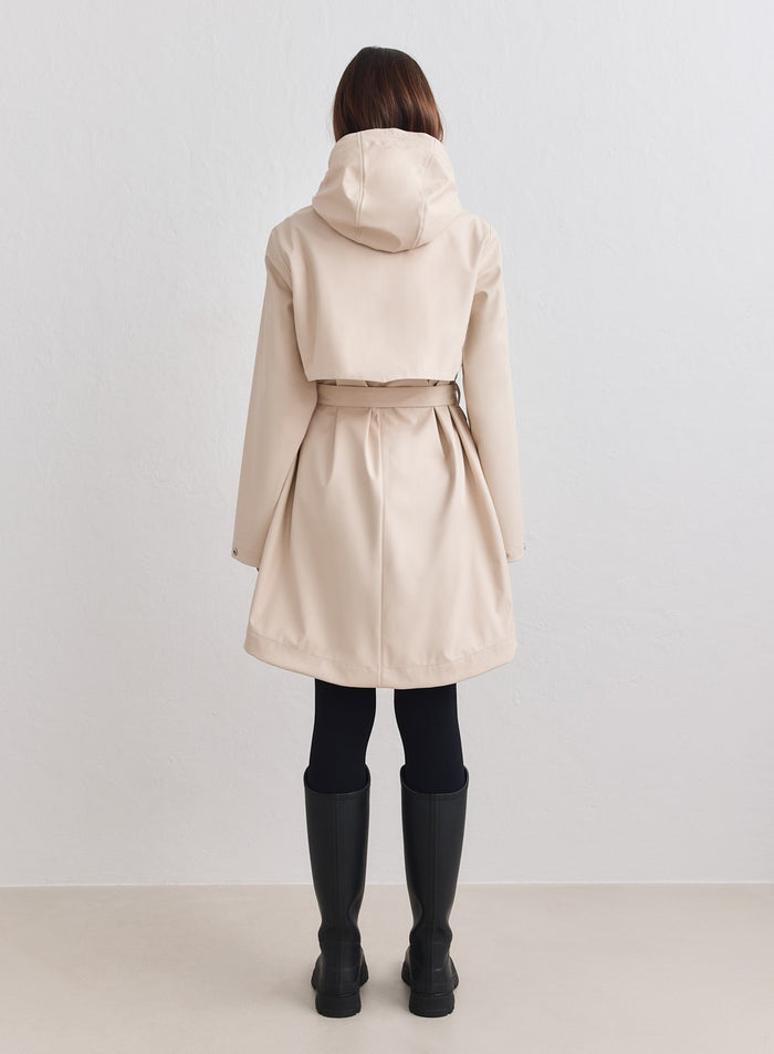 Takaa kuvattu beigenvärinen hupullinen aim'n Sand Rain Jacket, jossa on vyö vyötäröllä. [M-178cm]
