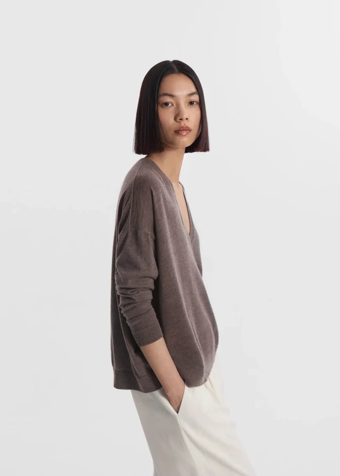 V-Neck Sweater in Fine Cashmere - Hazelnut